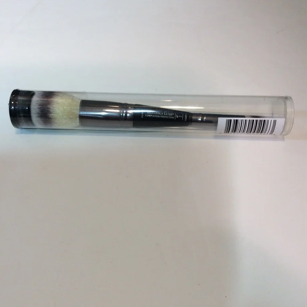 New it Cosmetics Brush, No. 7